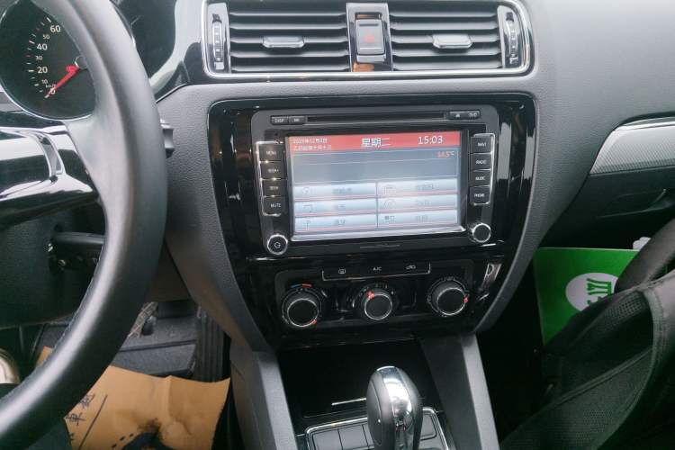 Used Volkswagen Sagitar 2015 1.6L Automatic Comfort Model Audio And AC Panel