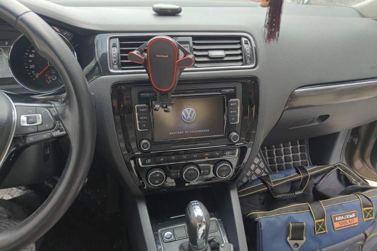 Used Volkswagen Sagitar 2015 230TSI Automatic Luxury Model Audio And AC Panel