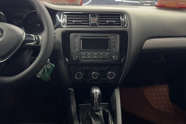 Used Volkswagen Sagitar 2015 1.6L Automatic Comfort Model Audio And AC Panel