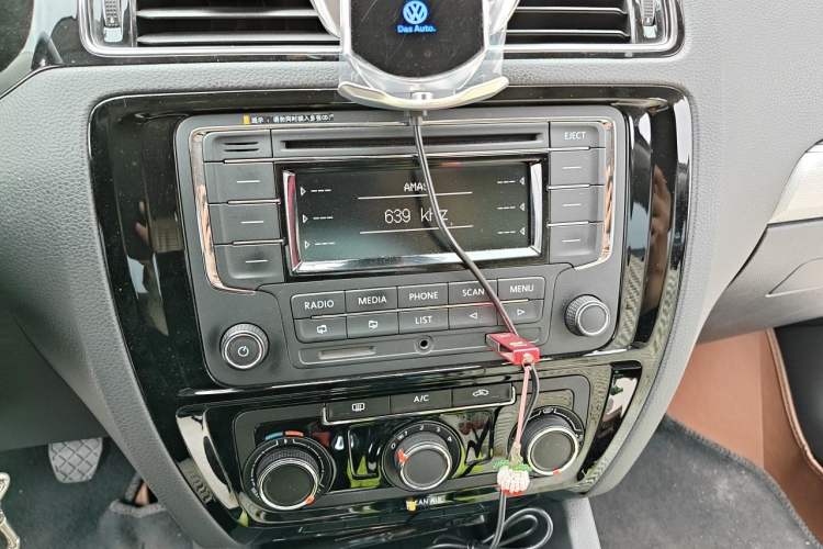 Used Volkswagen Sagitar 2015 1.6L Manual Comfort Model Audio And AC Panel