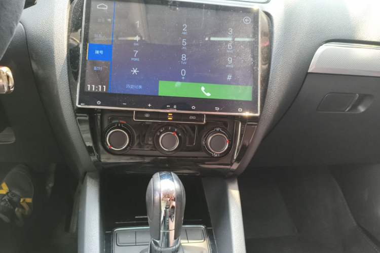 Used Volkswagen Sagitar 2015 1.6L Automatic Comfort Model Audio And AC Panel