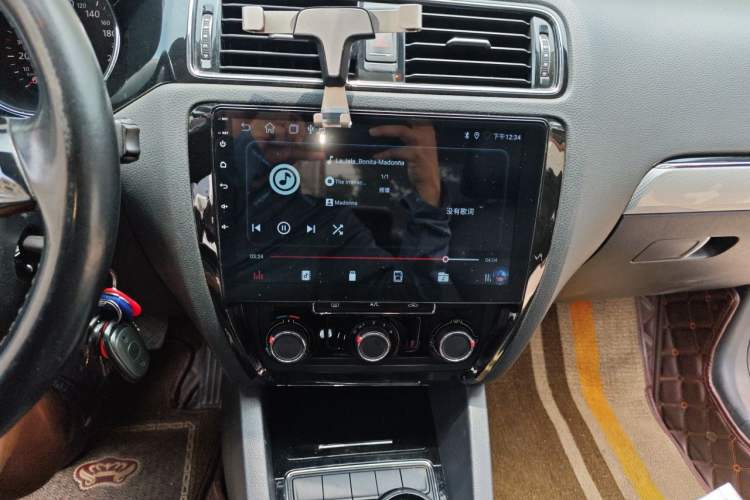 Used Volkswagen Sagitar 2015 1.6L Manual Comfort Model Audio And AC Panel