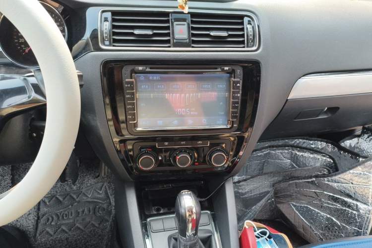 Used Volkswagen Sagitar 2015 230TSI Automatic Comfort Version Audio And AC Panel