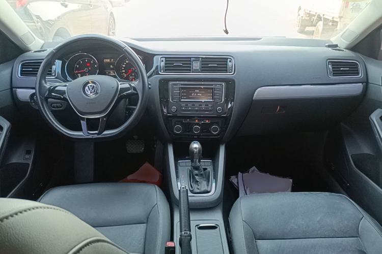 Used Volkswagen Sagitar 2015 230TSI Automatic Comfort Version Center Console
