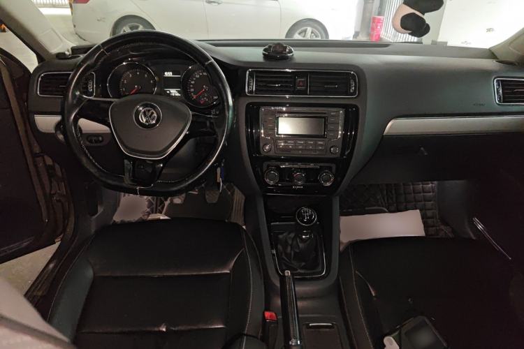Used Volkswagen Sagitar 2015 230TSI Manual Comfort Version Center Console