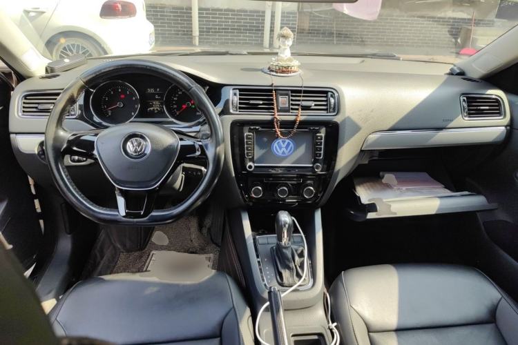 Used Volkswagen Sagitar 2015 1.6L Automatic Comfort Model Center Console
