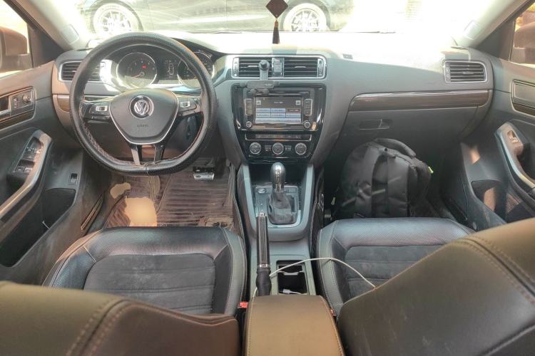 Used Volkswagen Sagitar 2015 230TSI Automatic Luxury Model Center Console