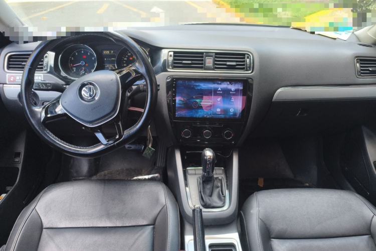 Used Volkswagen Sagitar 2015 230TSI Automatic Comfort Version Center Console