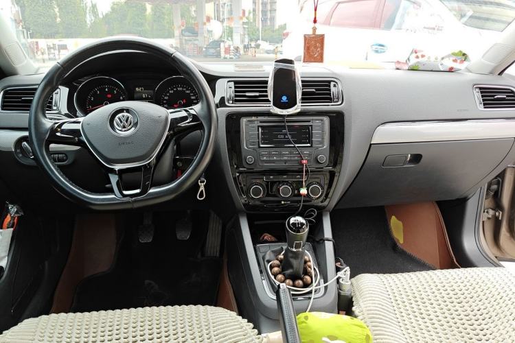 Used Volkswagen Sagitar 2015 1.6L Manual Comfort Model Center Console