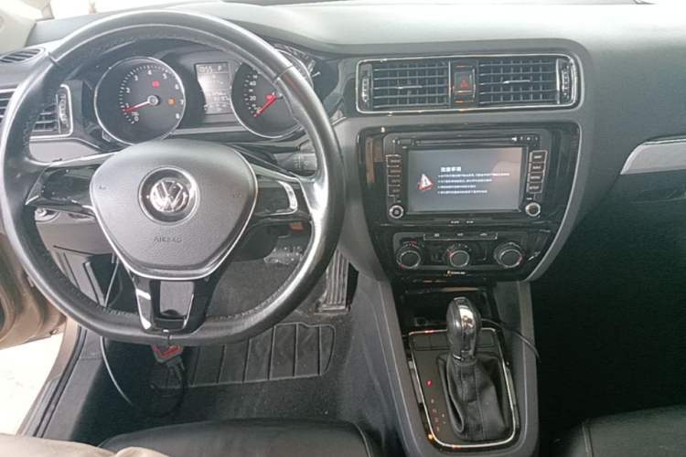 Used Volkswagen Sagitar 2015 1.6L Automatic Comfort Model Center Console