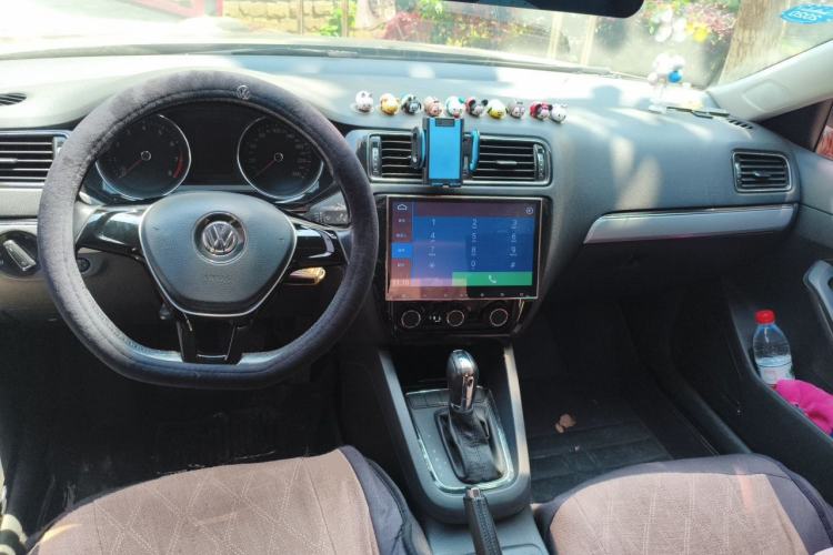 Used Volkswagen Sagitar 2015 1.6L Automatic Comfort Model Center Console