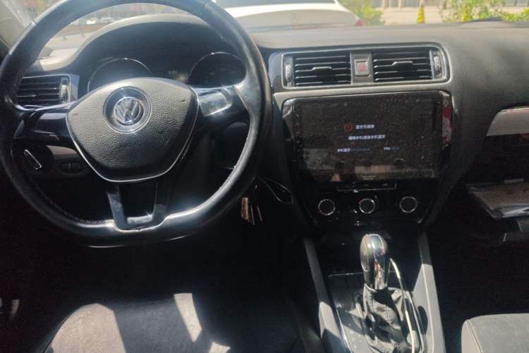 Used Volkswagen Sagitar 2015 230TSI Automatic Comfort Version Center Console