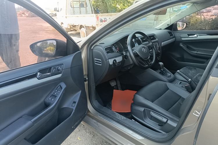 Used Volkswagen Sagitar 2015 230TSI Automatic Comfort Version Driver Seat
