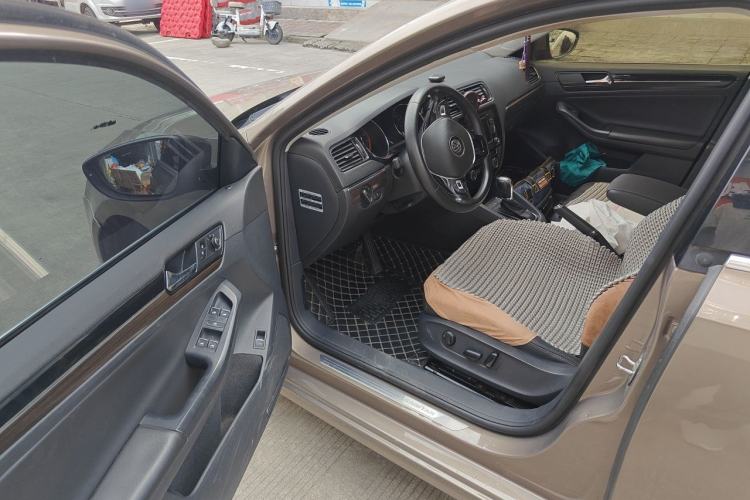 Used Volkswagen Sagitar 2015 230TSI Automatic Luxury Model Driver Seat