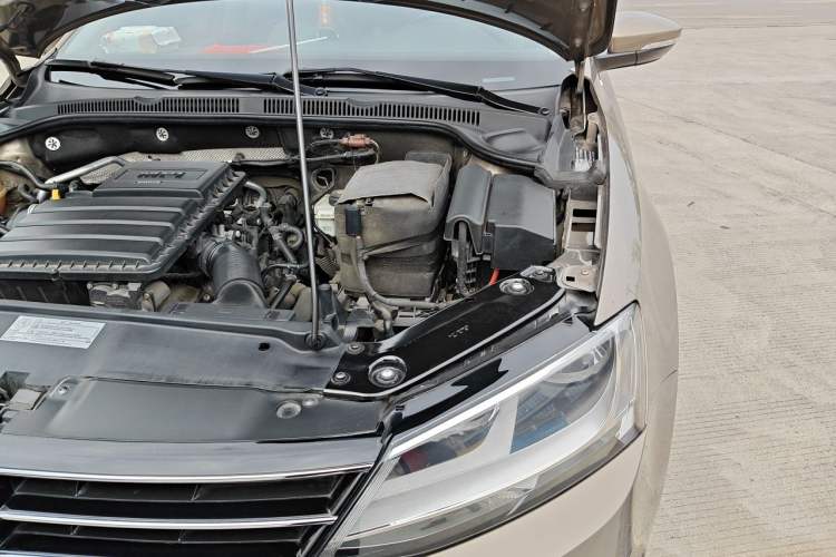 Used Volkswagen Sagitar 2015 1.6L Manual Comfort Model Engine Bay Left