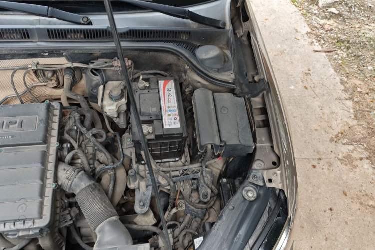 Used Volkswagen Sagitar 2015 1.6L Manual Comfort Model Engine Bay Left