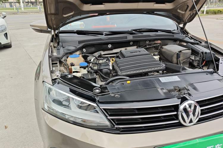 Used Volkswagen Sagitar 2015 1.6L Manual Comfort Model Engine Bay Right