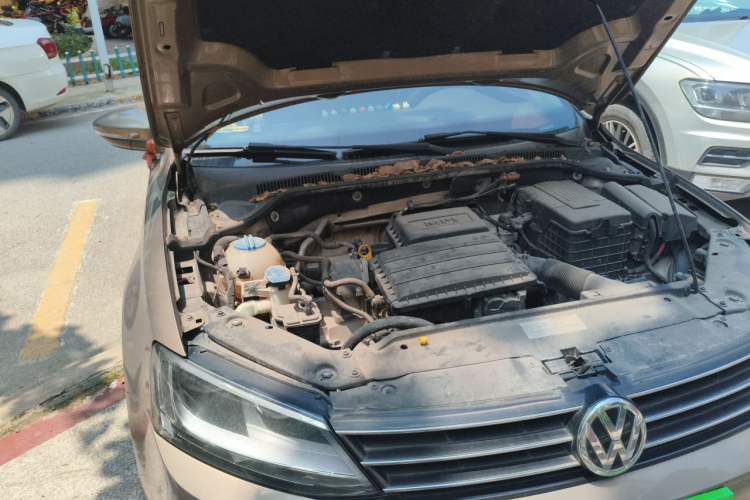 Used Volkswagen Sagitar 2015 1.6L Automatic Comfort Model Engine Bay Right