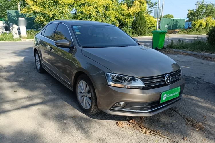 Used Volkswagen Sagitar 2015 230TSI Automatic Comfort Version Front Right 45 Deg