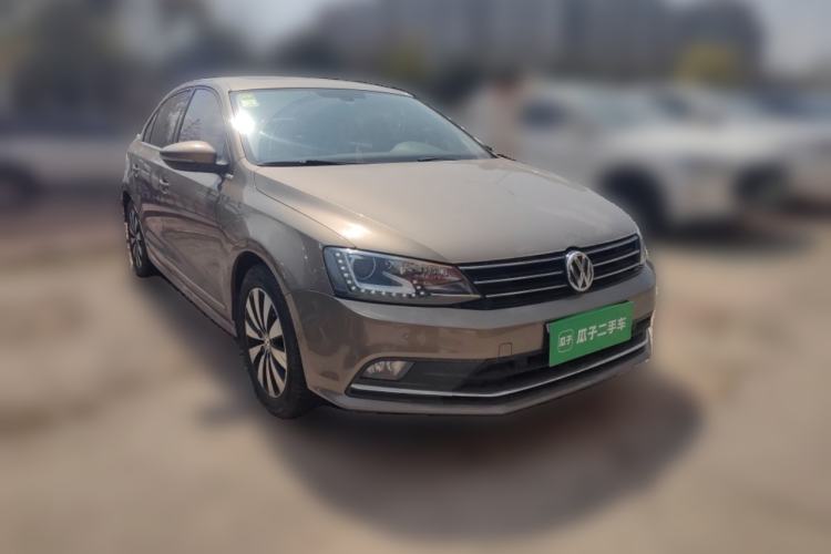 Used Volkswagen Sagitar 2015 230TSI Automatic Luxury Model Front Right 45 Deg