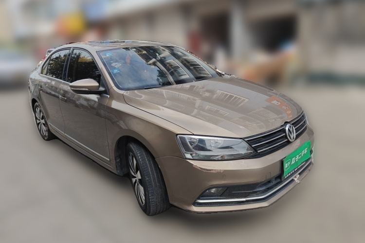 Used Volkswagen Sagitar 2015 230TSI Automatic Luxury Model Front Right 45 Deg
