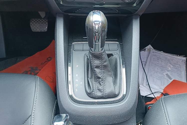 Used Volkswagen Sagitar 2015 230TSI Automatic Comfort Version Gear Lever