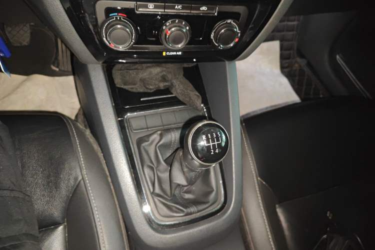 Used Volkswagen Sagitar 2015 230TSI Manual Comfort Version Gear Lever