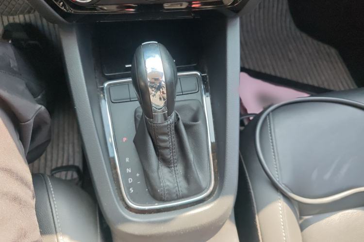 Used Volkswagen Sagitar 2015 1.6L Automatic Comfort Model Gear Lever