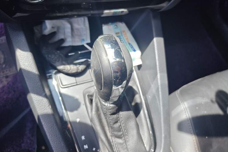 Used Volkswagen Sagitar 2015 1.6L Automatic Comfort Model Gear Lever
