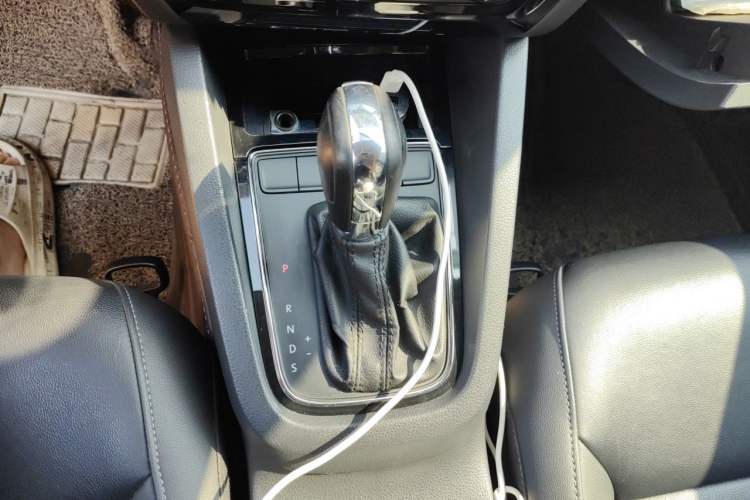 Used Volkswagen Sagitar 2015 1.6L Automatic Comfort Model Gear Lever