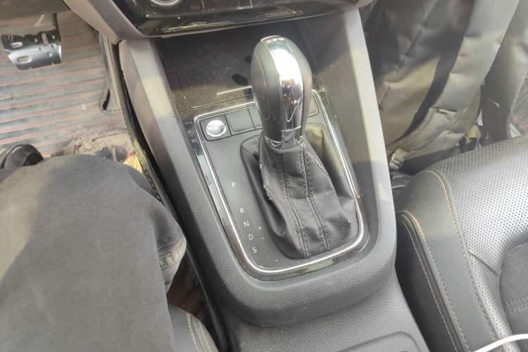 Used Volkswagen Sagitar 2015 230TSI Automatic Luxury Model Gear Lever