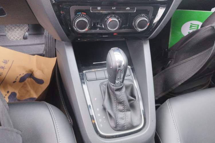 Used Volkswagen Sagitar 2015 1.6L Automatic Comfort Model Gear Lever