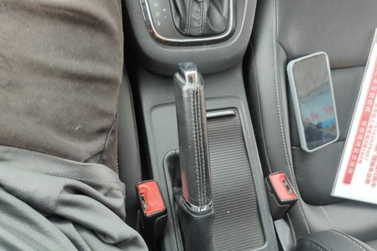 Used Volkswagen Sagitar 2015 1.6L Automatic Comfort Model Gear Lever