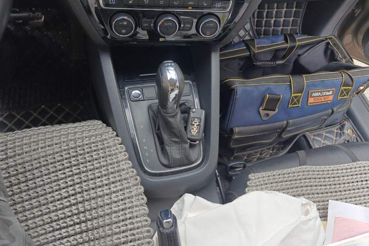 Used Volkswagen Sagitar 2015 230TSI Automatic Luxury Model Gear Lever