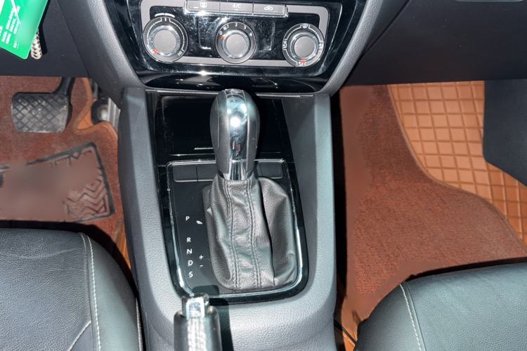 Used Volkswagen Sagitar 2015 1.6L Automatic Comfort Model Gear Lever