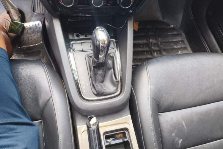Used Volkswagen Sagitar 2015 230TSI Automatic Comfort Version Gear Lever