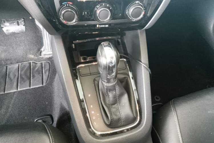 Used Volkswagen Sagitar 2015 1.6L Automatic Comfort Model Gear Lever