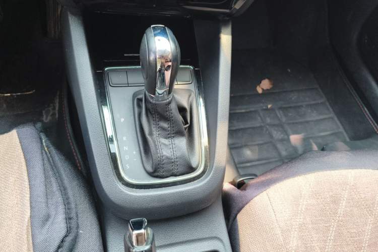Used Volkswagen Sagitar 2015 1.6L Automatic Comfort Model Gear Lever