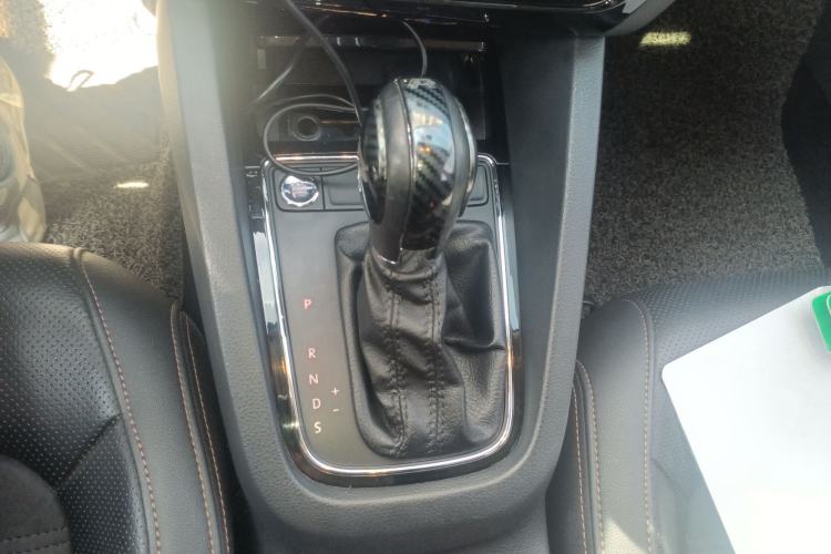 Used Volkswagen Sagitar 2015 230TSI Automatic Luxury Model Gear Lever