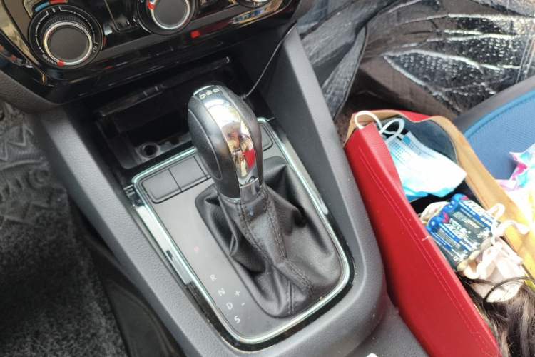 Used Volkswagen Sagitar 2015 230TSI Automatic Comfort Version Gear Lever