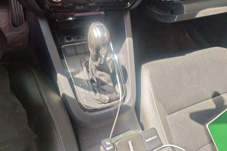 Used Volkswagen Sagitar 2015 230TSI Automatic Comfort Version Gear Lever