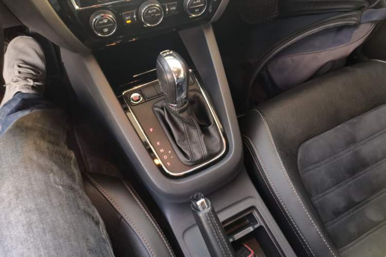 Used Volkswagen Sagitar 2015 280TSI Automatic Flagship Model Gear Lever