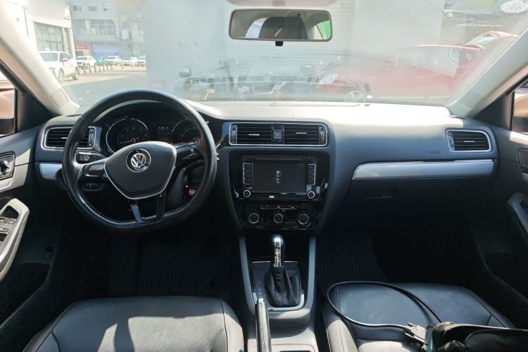 Used Volkswagen Sagitar 2015 1.6L Automatic Comfort Model Interior 2