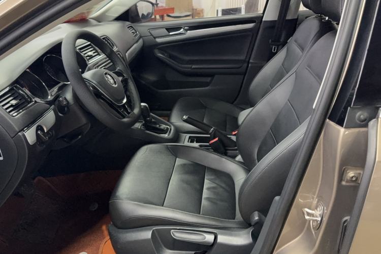 Used Volkswagen Sagitar 2015 1.6L Automatic Comfort Model Interior 2