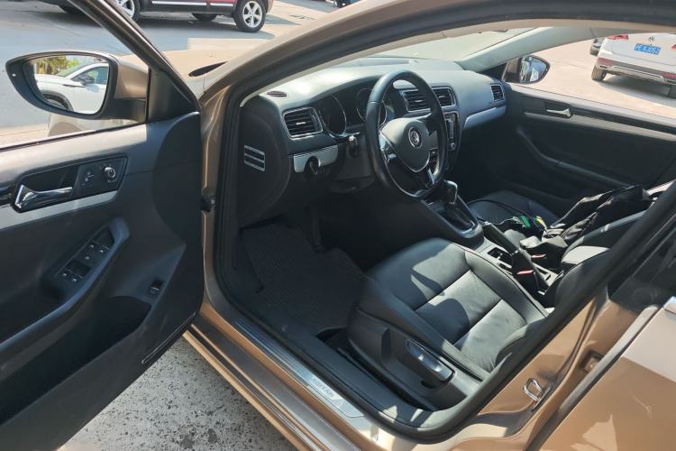 Used Volkswagen Sagitar 2015 1.6L Automatic Comfort Model Interior 3