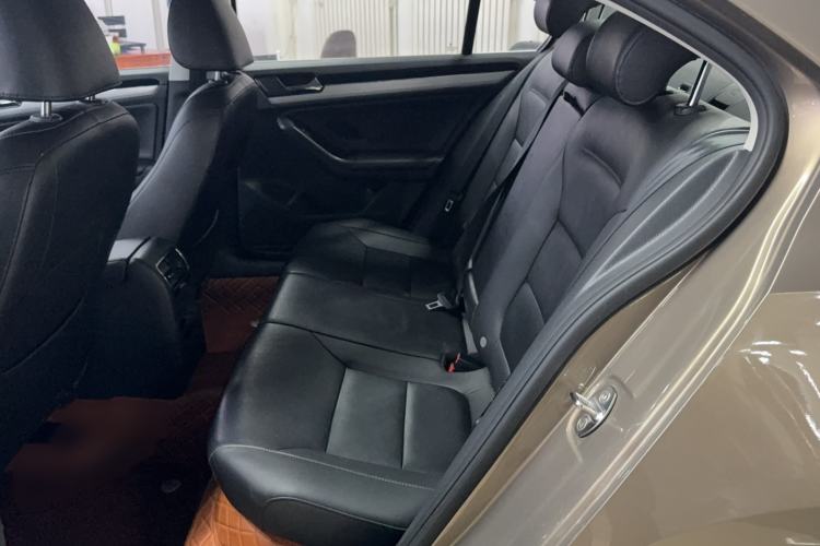 Used Volkswagen Sagitar 2015 1.6L Automatic Comfort Model Interior 3