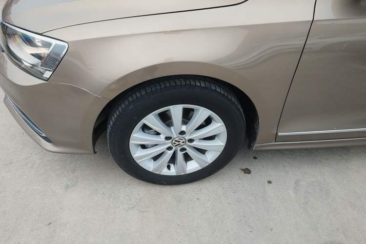 Used Volkswagen Sagitar 2015 1.6L Automatic Comfort Model Left Front Wheel Hub