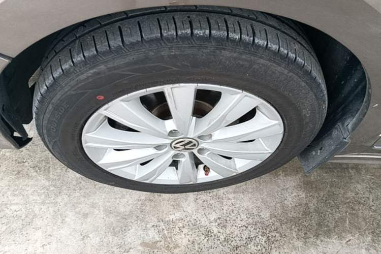 Used Volkswagen Sagitar 2015 1.6L Automatic Comfort Model Left Front Wheel Hub