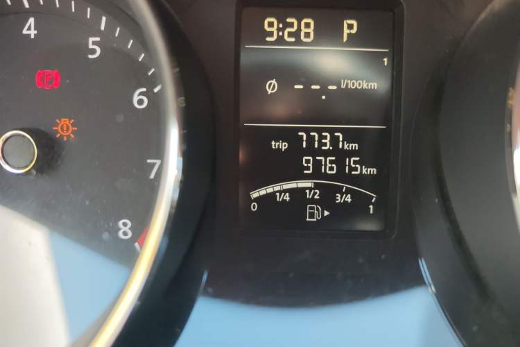 Used Volkswagen Sagitar 2015 1.6L Automatic Comfort Model Odometer Close Up
