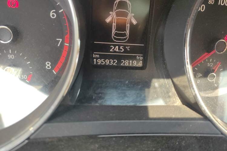 Used Volkswagen Sagitar 2015 230TSI Automatic Luxury Model Odometer Close Up